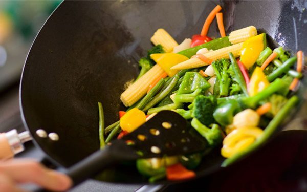 Nên nấu hay ăn sống để rau giữ được trọn vẹn chất dinh dưỡng? Nên nấu hay ăn sống để rau giữ được trọn vẹn chất dinh dưỡng?