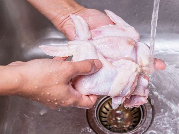 Bộ Nông nghiệp Hoa Kỳ cảnh báo: Không nên rửa thịt gà sống trước khi nấu Bộ Nông nghiệp Hoa Kỳ cảnh báo: Không nên rửa thịt gà sống trước khi nấu
