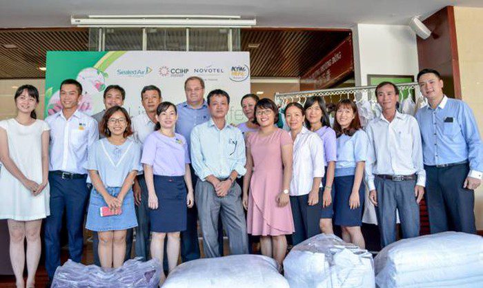 Độc đáo tái chế vải cũ thành đồ mới tinh tươm, sưởi ấm cho trẻ em nghèo Chương trình thu hút một số khách sạn tham gia Độc đáo tái chế vải cũ thành đồ mới tinh tươm, sưởi ấm cho trẻ em nghèo