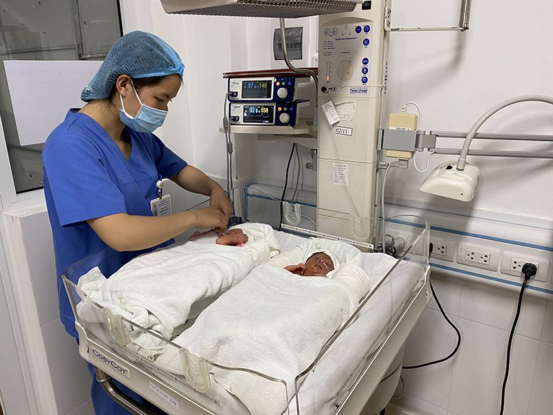 Phương pháp can thiệp bào thai kịp cứu cặp sinh đôi mắc hội chứng truyền máu nguy hiểm Phương pháp can thiệp bào thai kịp cứu cặp sinh đôi mắc hội chứng truyền máu nguy hiểm