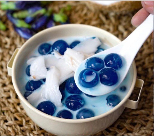 Màu sắc đẹp mắt của hoa đậu biếc được sử dụng phổ biến trong chế biến thực phẩm Màu sắc đẹp mắt của hoa đậu biếc được sử dụng phổ biến trong chế biến thực phẩm