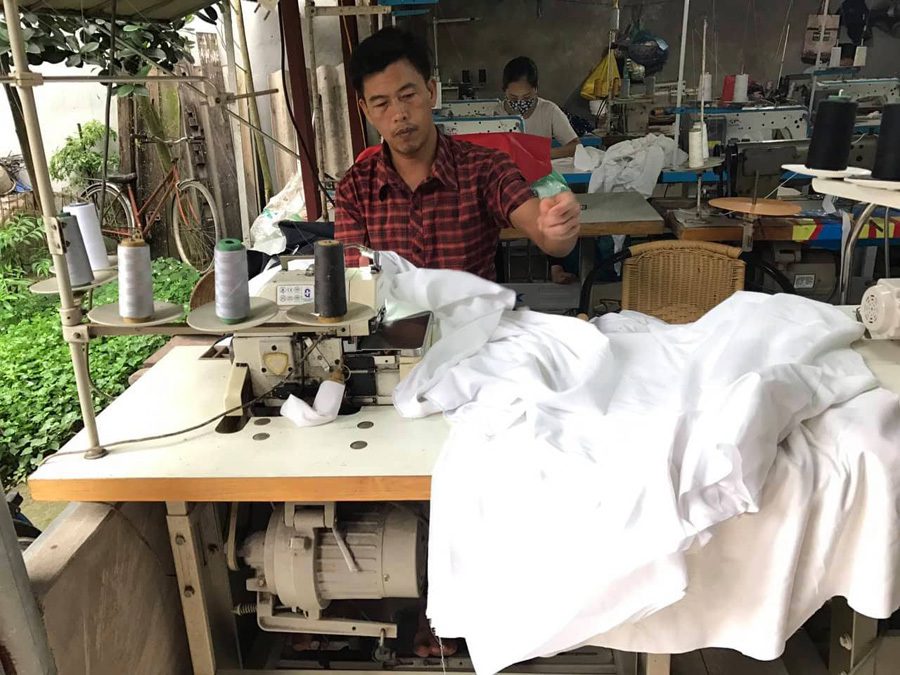 Như Độc đáo tái chế vải cũ thành đồ mới tinh tươm, sưởi ấm cho trẻ em nghèo