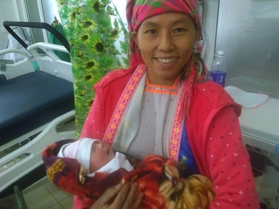 Một sản phụ vui mừng khi được trao tặng quần áo sơ sinh Độc đáo tái chế vải cũ thành đồ mới tinh tươm, sưởi ấm cho trẻ em nghèo