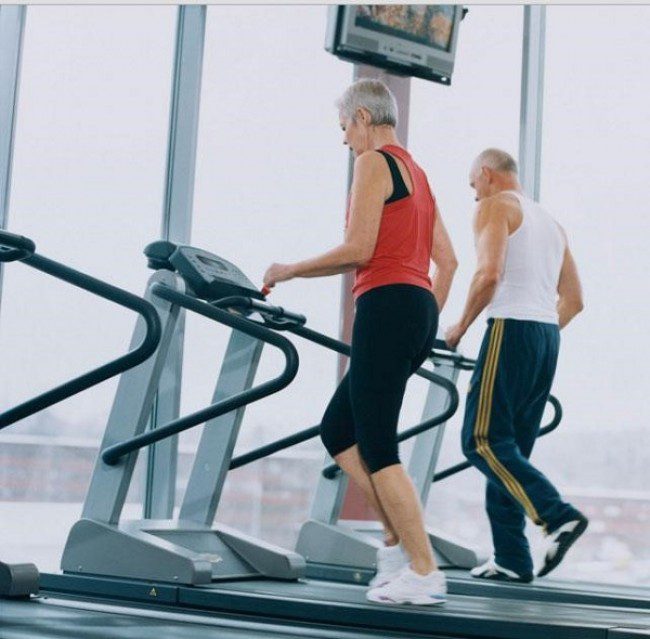 Người có tuổi hạn chế tập động tác cao thường xuyên Người có tuổi hạn chế tập động tác cao thường xuyên