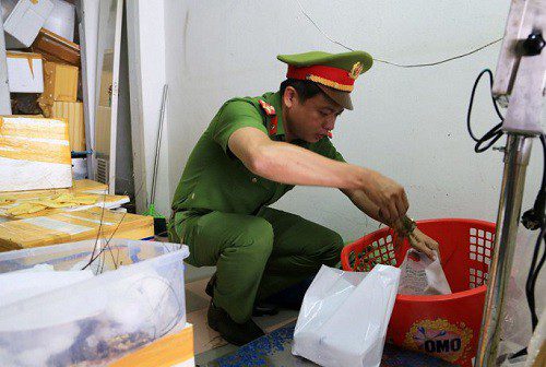 Tá hỏa phát hiện cả cửa hàng bán tôm bơm hóa chất: Người dùng nên mua tôm sao cho an toàn? Tá hỏa phát hiện cả cửa hàng bán tôm bơm hóa chất: Người dùng nên mua tôm sao cho an toàn?